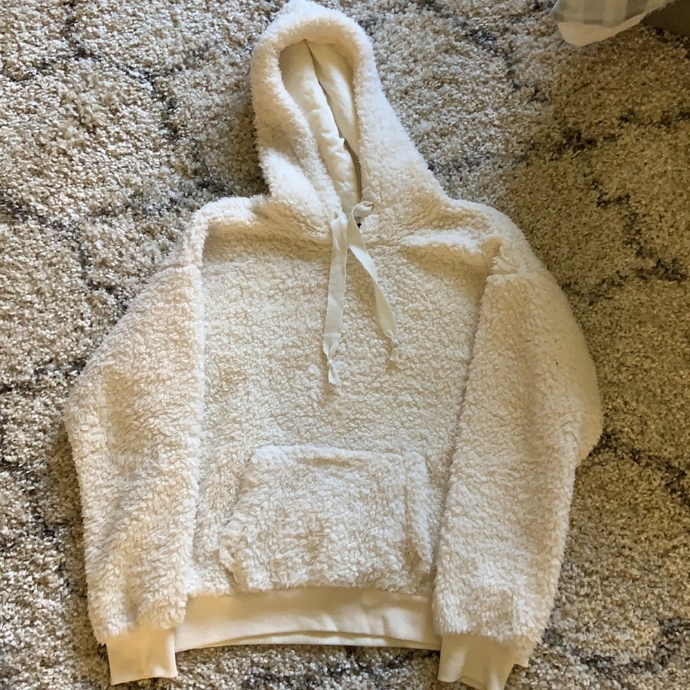 White hooded shirpa